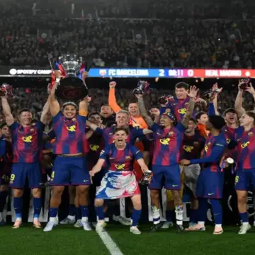 شاهد تتويج برشلونة بلقب الدوري الإسباني بعد الفوز على ريال مدريد “فيديو”